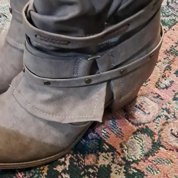 Stylish Gray Ankle Boots - Picture 9 of 14